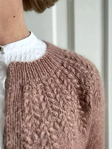 F I E L D  C A R D I G A N
•
The #fieldcardigan is elegant and cosy made flat to
