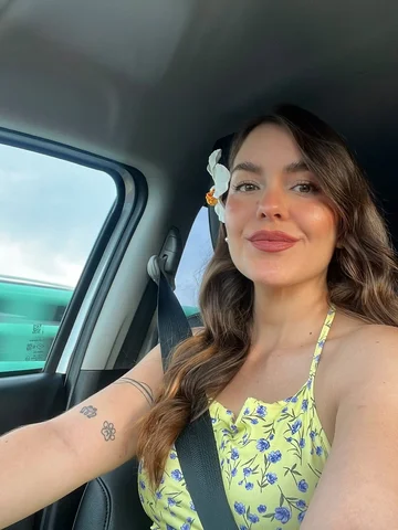 Últimamente me gustan mucho los selfies en el carro….

Qué opinan? 🌻

Muy tropi
