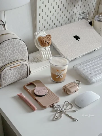 white minimalist vibe for today ☺️

#desksetup #baglover #wfh #ａｅｓｔｈｅｔｉｃ