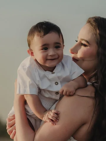 No sabía cuánto podía cambiar mi vida… hasta que te tuve en mis brazos💘💘💘
Hoy