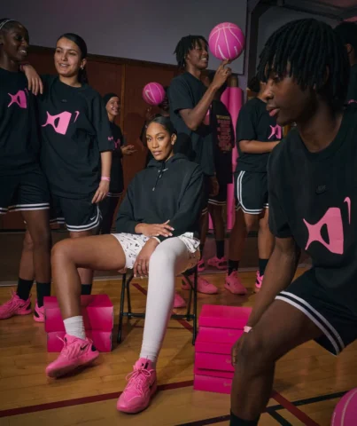 The next generation plays.
She inspires. 🩷
@aja22wilson 

-
La nouvelle générat