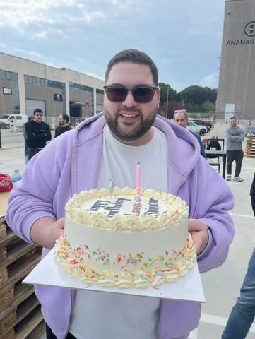 Joar, herzlichen Glückwunsch an mich oder so 🎂🫂 auf ein gesundes und glücklich