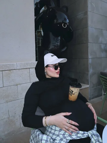 Hehe using my bump as a table🤭🫶🏻