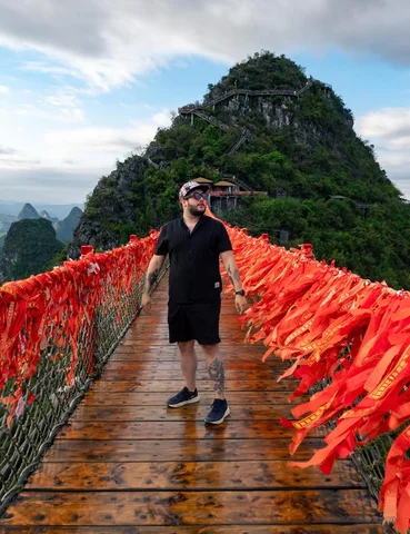Nose si estaba en China o en un capitulo de dragonball con tanta montaña