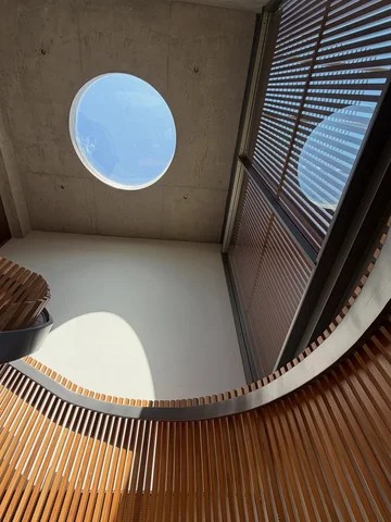 LUZ! A @casa_matriz_ foi pensada para captar muita luz ao longo do dia. São muit