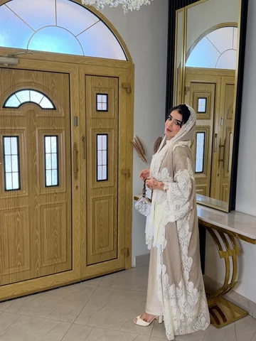 ‏قد تسكن قصراً وتضيق بك الحياة
‏وقد تسكن بيتاً صغيراً ويشرح الله صدرك
‏قد يكون ل