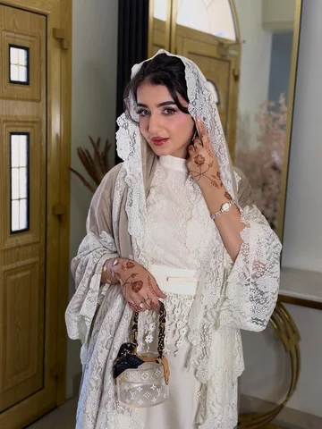 ⁨	‏ماتشدني حاجات بيدين الجميع
‏أنا ميولي لأشياء ماترضخ لأحد 

Abaya by @safi_off