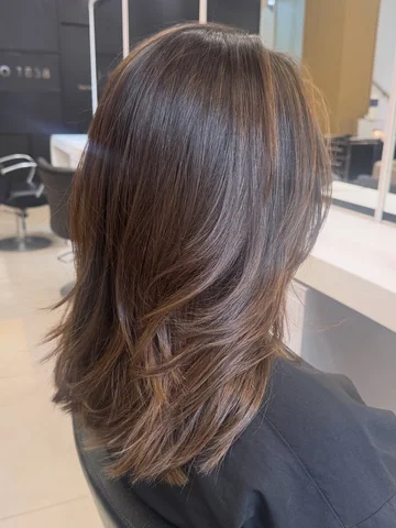 ✂️Corte com leveza e camadas sutis. 
A cor foi feita há 3 meses e se mantém natu