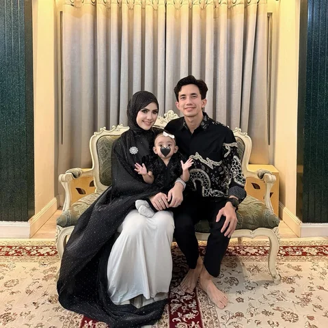 Raya day 2 and anakku dah dapat her first kiss AHHH!!! 🥹 jaga anak hang weiiii 
