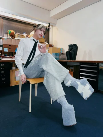 今回で23足目✨
ずっと履いてるデニムを特別にシューズにしてもらいました！
アウトソールにはパッチ風に舘鼻さんのロゴのエンボスを入れてもらいました！

黒のLa