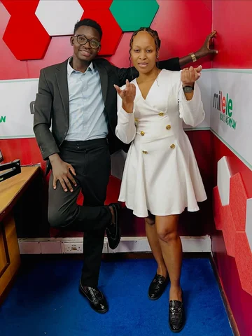 Hapa Kazi tu ! 💯 Kenyan! …Watatii Fainaleeeee 📻🎧
#MkamburiNaTrickyMilele