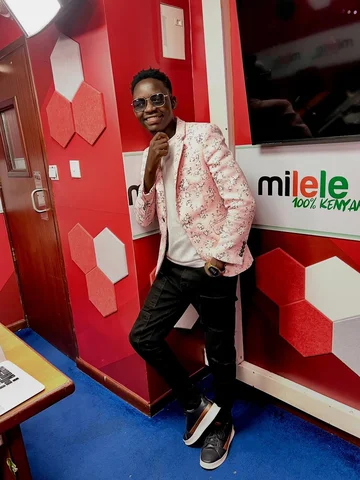 Mahali mboga inatoka… 📻📡🎧 Always a vibe 💯
@milelefm #MkamburiNaTricky
