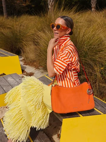 Styling stunning shoulder bags, all ready for spring! Showcasing the @michaelkor