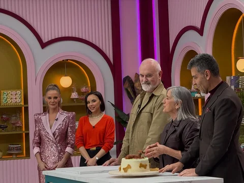 Esta noche por @la1_tve nuevo capítulo de #topchefdulcesyfamosos 
Y llegamos al 
