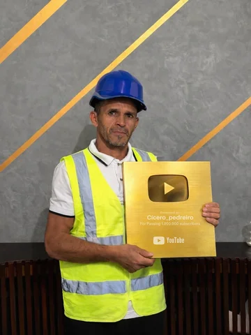 Hoje meu coração está cheio de gratidão. Alcançar 1 milhão de inscritos no YouTu