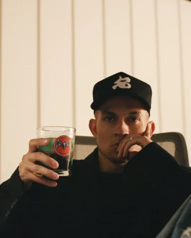 Un ritmo nuevo está en el horizonte.

Tu Sonrisa Remix pa’ @bacardi 
próximament