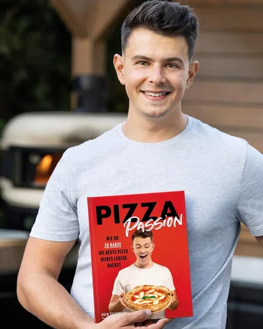 Halloohooo, ich bin Sven und schreibe ein Buch!❤️🍕
Swipe dich durch das Karusse
