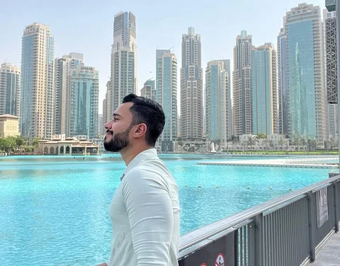 ⁨	⁨	⁨	الدكتور أحمد أشرف أخصائي طب المختبرات،الذي كان يتمنى ان يُصبح اعلاميا منذ 