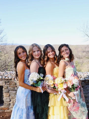 & her girls at prom 💐💐
