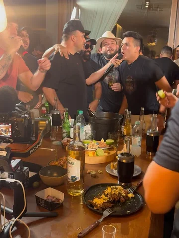 Hoje se reuniu o pibi do 🇧🇷 os melhores canto do mundo 🌍 Respeita uma segunda