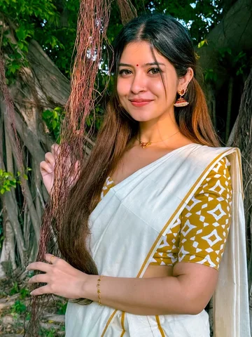 A lil Vishu outfit inspo your way🌼 @abhiramam_ 
swipe to end for my “ങ്ങേ?” fac