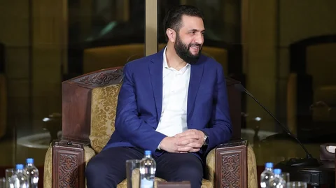 ..
..
وكانت في دمشقَ لنا ليالٍ 
سرقناهنّ من جيب الزّمانِ