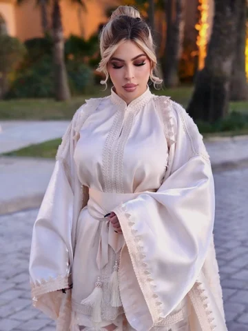 RAMADAN 🌙✨ Le mois où l’âme s’habille de lumière 👑
Wearing @bakht_art_caftan_