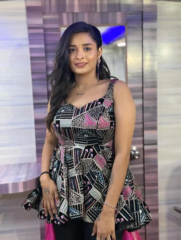 🖤🩷🖤

Makeup - @jshreez_makeupartistry 🖤

Hairstylist - @ashwin.durairaj 🖤