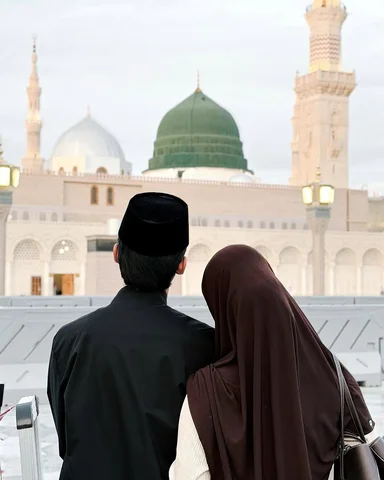 نبي عظيم خلقه الخلق الذي ۞ له عظّم الرحمن في سيد الكتب

Dialah (Nabi Muhammad) s