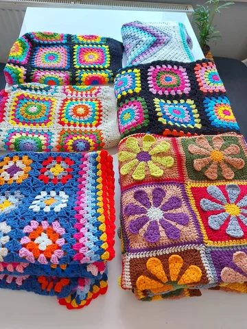 Today was one of those busy but happy days ✨
Cardigans, bags, little handmade to