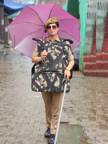 सर्दी हो या गर्मी, या हो बरसात उत्तर प्रदेश पुलिस आपकी सेवा के लिए हमेशा तैयार🥰
