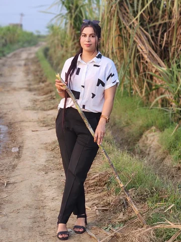 : "हरे-भरे खेत, खुली हवा, और सादगी भरा जीवन—यही तो गाँव का असली धन है"।🫶🏻🧿👌�
