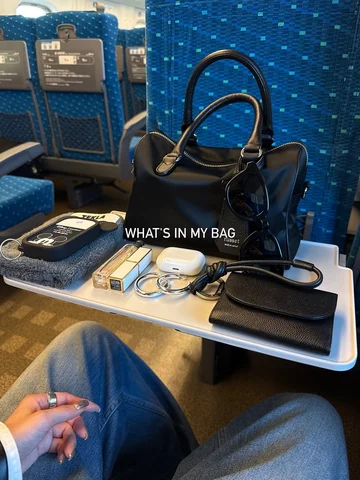 What's in my bag?

コーデもバッグもモノトーンばかり。
好きなカラーを持つだけで
気分が上がります🩶

気になるバッグありましたか？

#w