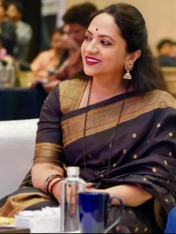 ಒಮ್ಮೆ ಮೃದು, ಒಮ್ಮೆ ಕಲ್ಲಿನಷ್ಟು ಗಟ್ಟಿತನ,
ಅವಳೊಳಗೆ ಇದೆ ಅನೇಕ ರೂಪಗಳತನ…
ಯಾರಿಗೂ ತೋರಿಸದೇ ನ