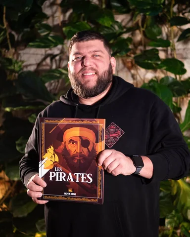 Hier mon livre Les Pirates est sorti en magasin (je suis trop content). Mais ce 