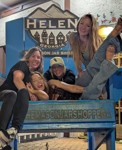 Let's relive it! 😍

 #girlstrip #moms #helen