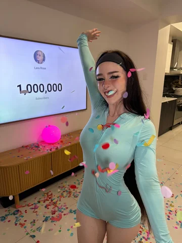 I hit 1M on yt 🥹 I know it’s not much these days but I’m so proud of myself bc 