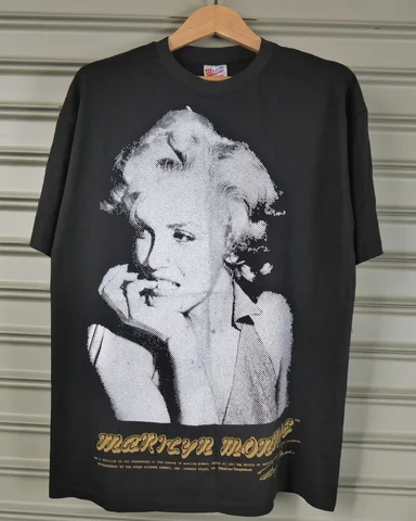 Vintage Marilyn Monroe 90s Shirt
Size XL อก 23.5 ยาว 29
Price : 7950

สภาพดีมาก 