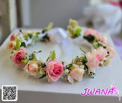 الوردُ في شَعرِكِ لا يُشبهُ الوردَ في البساتين🌷
 إنه وردٌ تشرّفَ بملامسةِ خصلات