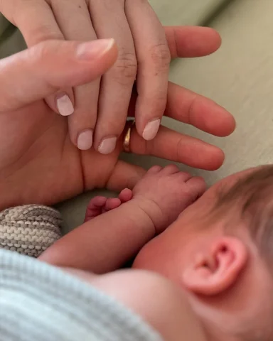Hallo kleiner Schatz ❤️ Schön, dass du da bist 🌈 Mama und Papa werden dich für 