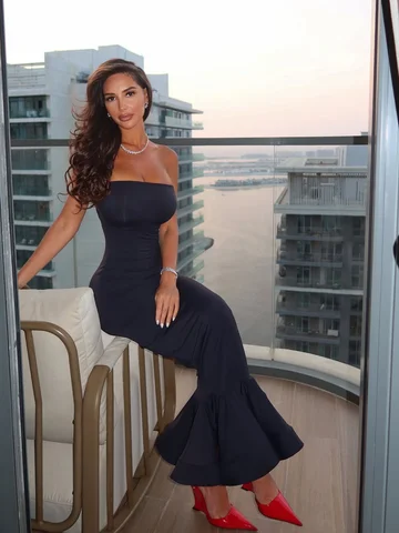 Can’t go wrong with a simple black dress from @sixonyx and diamonds