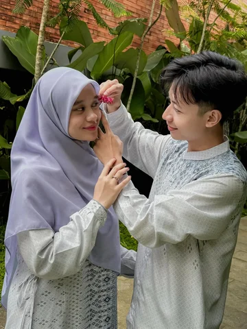saat fajar mulai terasa lebih teduh,
serta harap yang dipanjatkan di bulan suci,