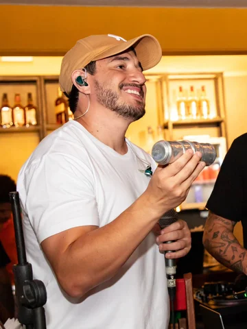 🎵 Quem me vê, me vê sorrindo
E vai ser sempre assim 🎶