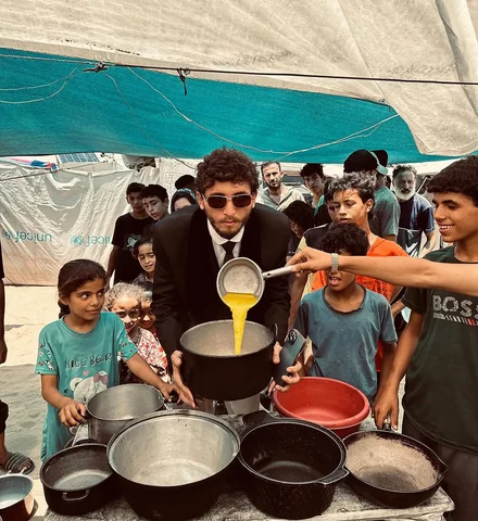 كان فيه واحد كتبلي كيف انتا بغزة ومعك ايفون مستفز جدا انو الناس صارت ماخدة هاي ا