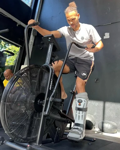 Trabalhando e melhorando, mas sempre com tempo para sorrir! 💪🏾💙