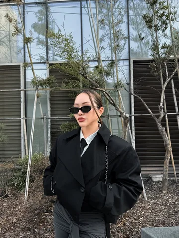 韓国旅行でのファッションまとめ🇰🇷🖤
最近ネクタイにハマってるぅうう！

Look 1–3
Shirt : @badblood__official 
Ti