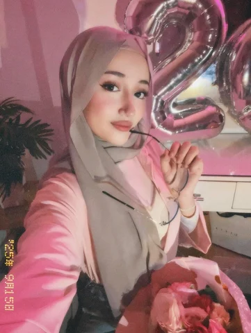 صرت عشرينية ! 🫢 

مش مستوعبة متى صرت 20 ! 
بتزكر صار عمري 18 سنة قبل الحر.ب بـ 