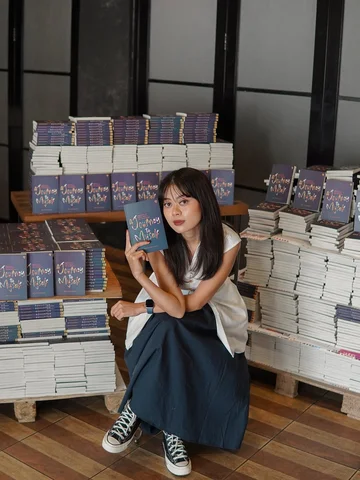 Kemarin aku tanda tanganin 2000 buku. Dua ribu. Masih agak gemeter nulis angka i