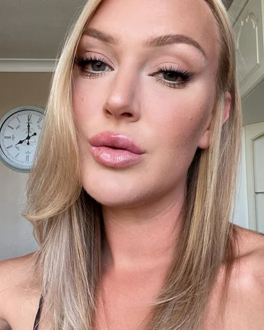 We love a raw image 😍😍 SKIN SKIN SKIN….. serving brows and Smokey liner 💯👌🏻