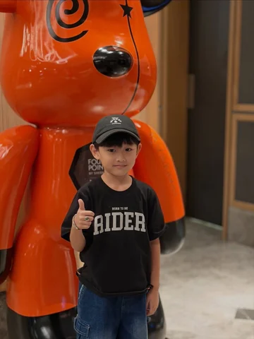 Bapak bapak vibes
liat pose n batu akiknya🤣 #dewivanowfamily #dewivanow